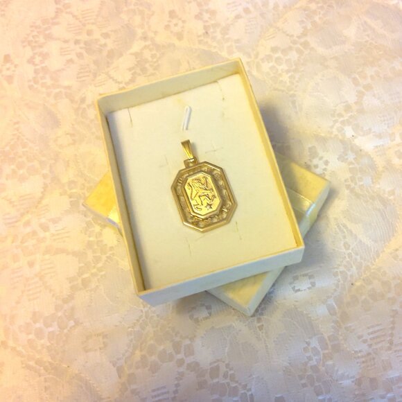 VTG Leo Lion Zodiac Sign Rectangle Charm Vintage Gold Tone Pendant - Picture 8 of 8